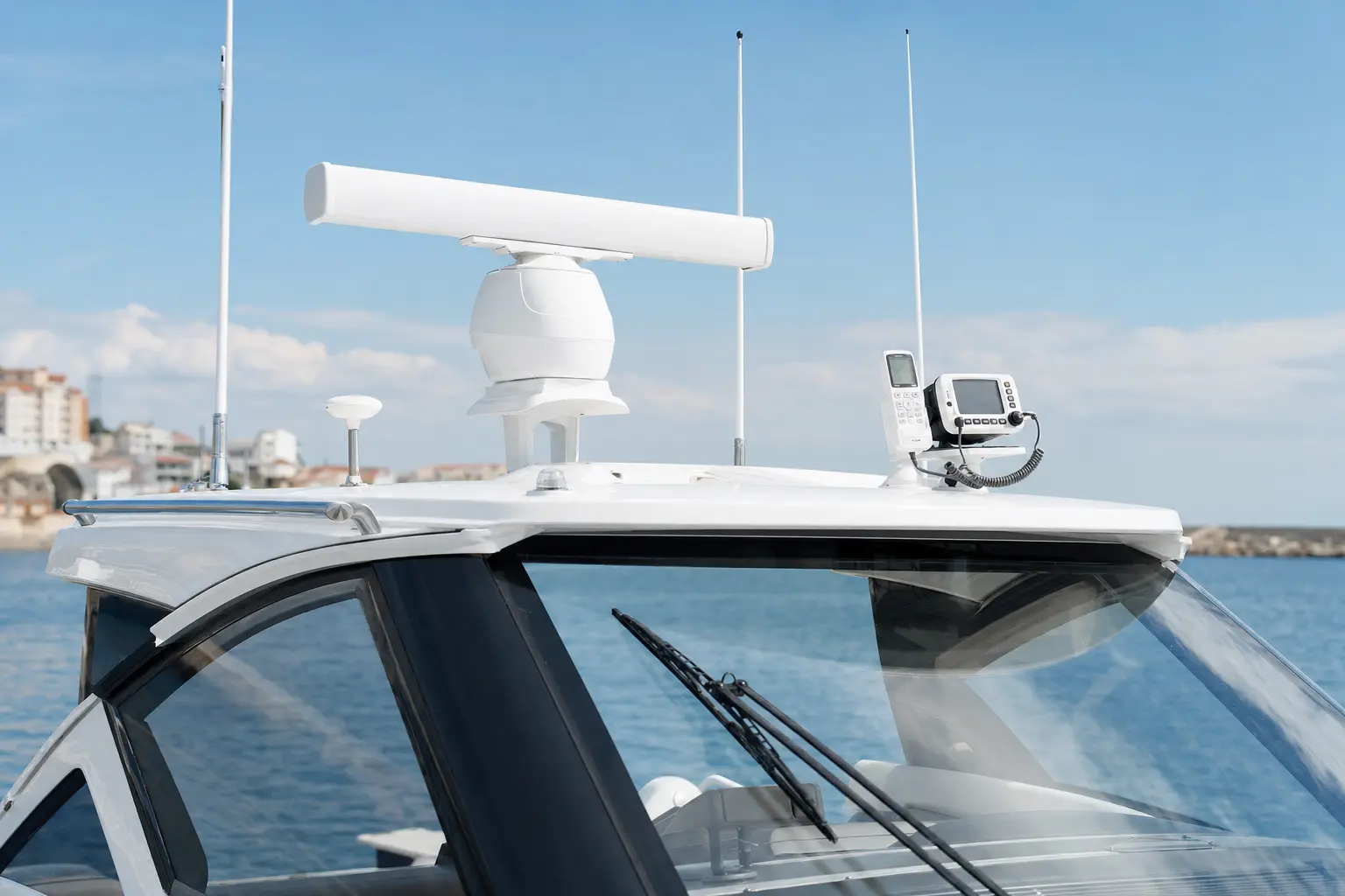 Radar, AIS und VHF: Was Boots Käufer wissen müssen