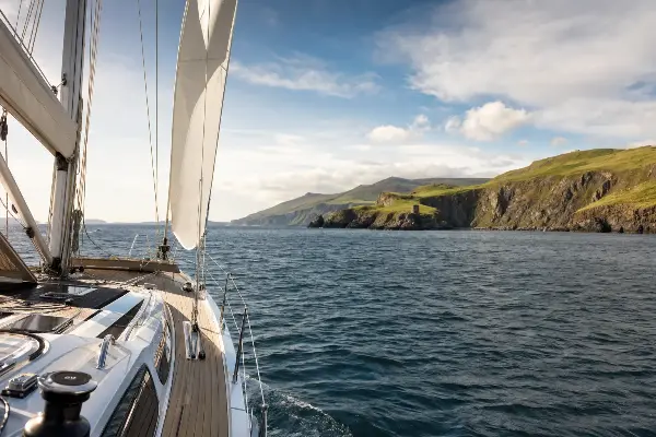 Irland unter Segeln: Küsten, Häfen und Wetterfenster