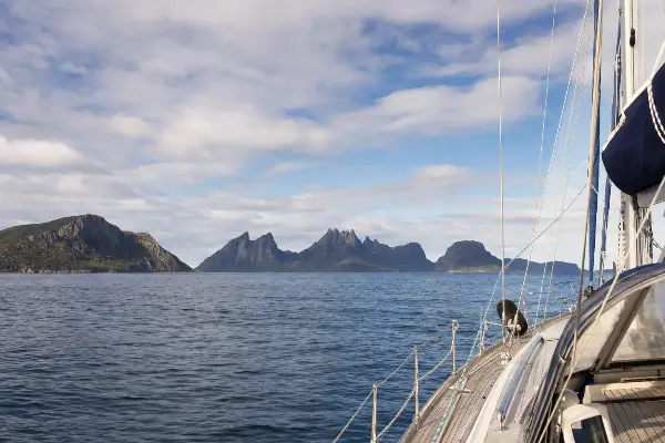 Segeln rund um Tasmanien: wild, abgelegen und wunderschön
